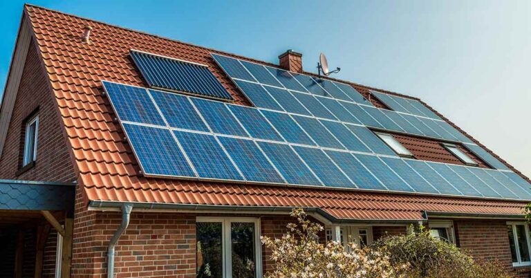 Ein Einfamilienhaus mit Photovoltaikanlage auf dem Dach | Immobilienbewertung