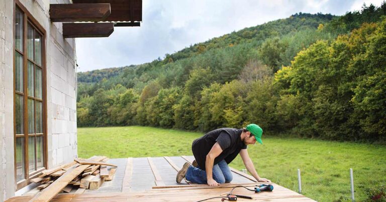 Handwerker werkelt am eigenen Haus