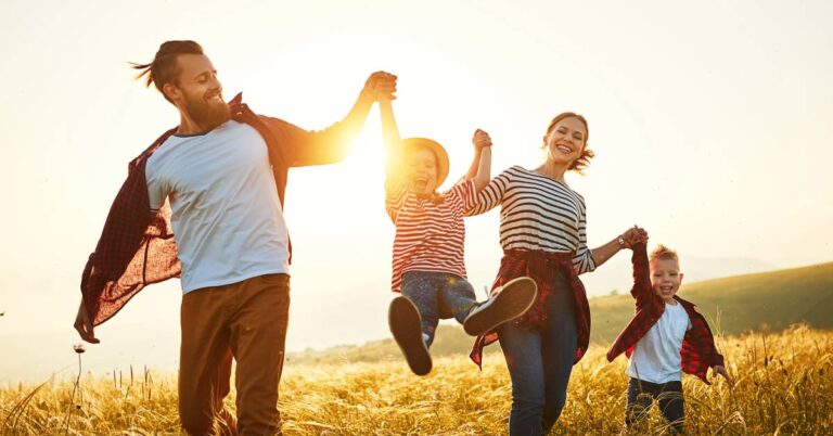 Familie mit Kindern, glücklich in der Natur