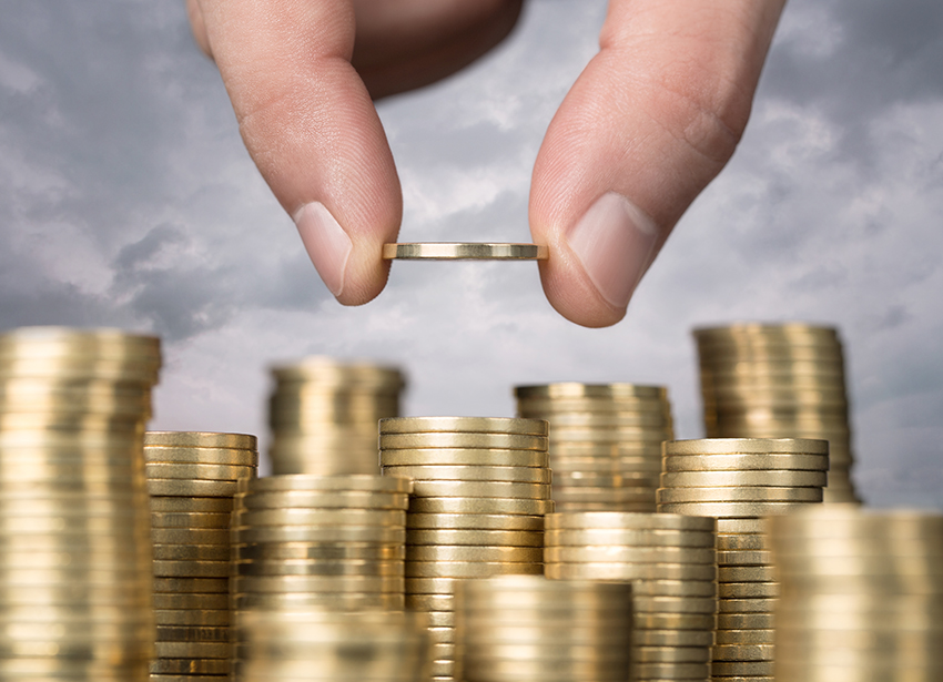 Savings, close up of male hand stacking golden coins over sky ba; Preisanstieg beim Bauen