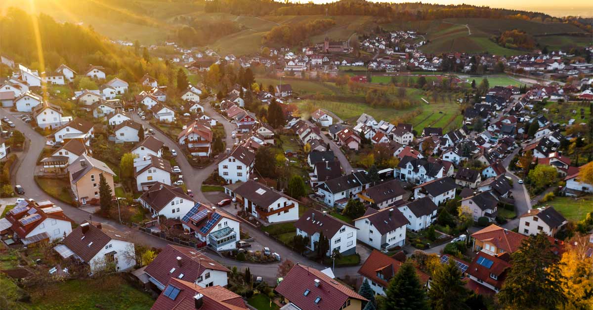 die Draufsicht auf ein Meer von deutschen Einfamilienhäusern, welche den Immobilienmarkt symbolisieren sollen