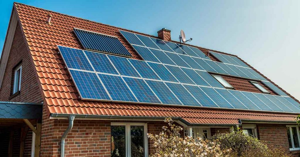 Ein Einfamilienhaus mit Photovoltaikanlage auf dem Dach | Immobilienbewertung