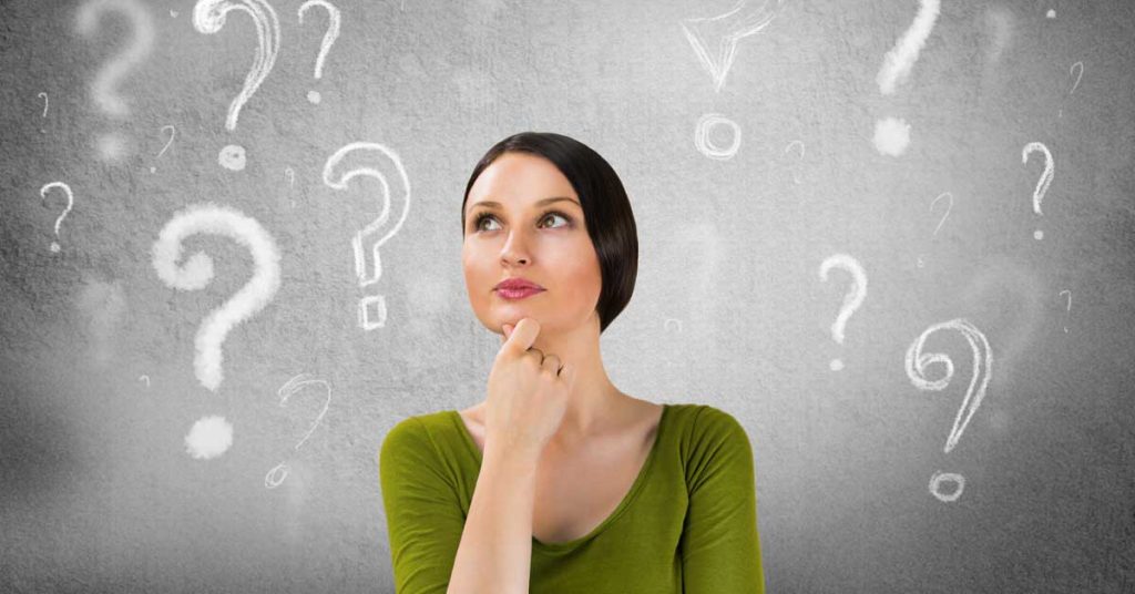 eine Frau denkt über etwas nach