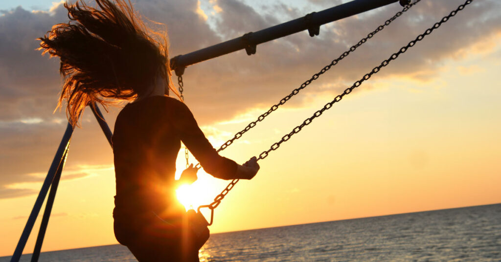 Eine schaukelnde Frau als Metapher für die Freiheit. wenn man weg vom Mieten kommt und zum Besitzer wird