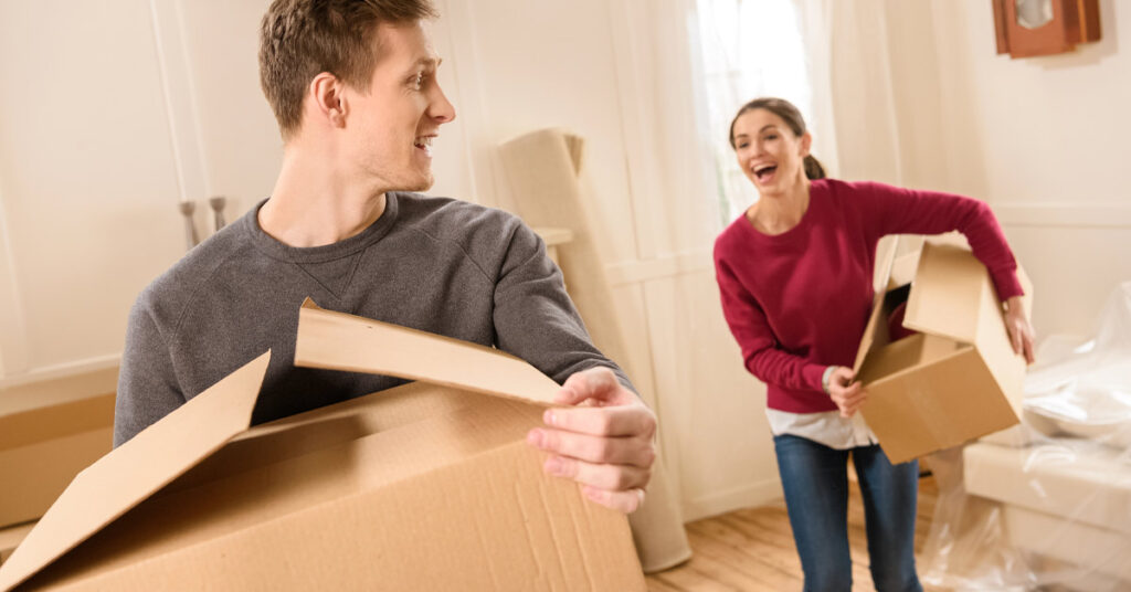 zwei junge Menschen beim EInzug oder Umzug