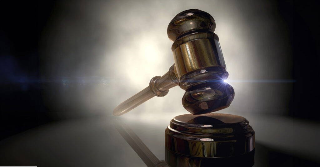 Ein Hammer symbolisch für eine Immobilie die unter den Hammer kommt, und zwangsversteigert werden soll