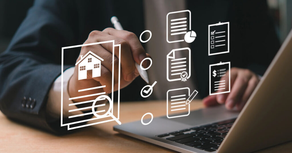 Ein Immobilienkaufinteressent geht an seinem Laptop seine Checkliste für den Immobilienverkauf durch | Checkliste Immobilienkauf